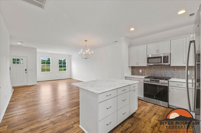 Building Photo - Well-Located Townhome with Private Off-Street Parking