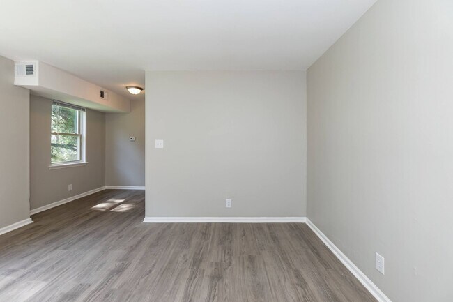 Building Photo - 207 Johnson St