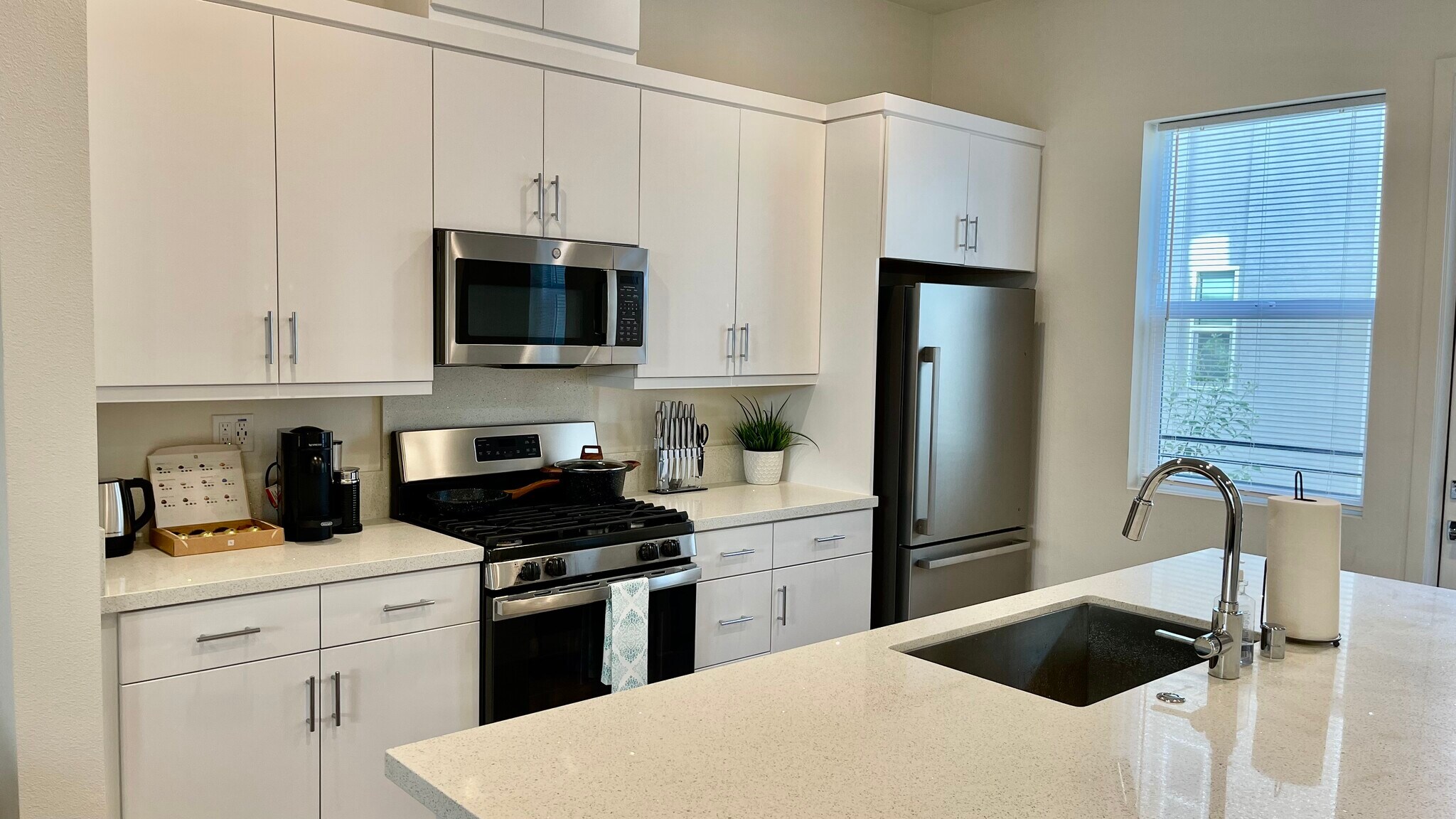 kitchen - 927 E Mason Ln