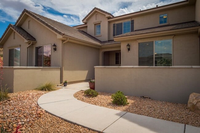 Building Photo - Spacious 3 Bedroom Home