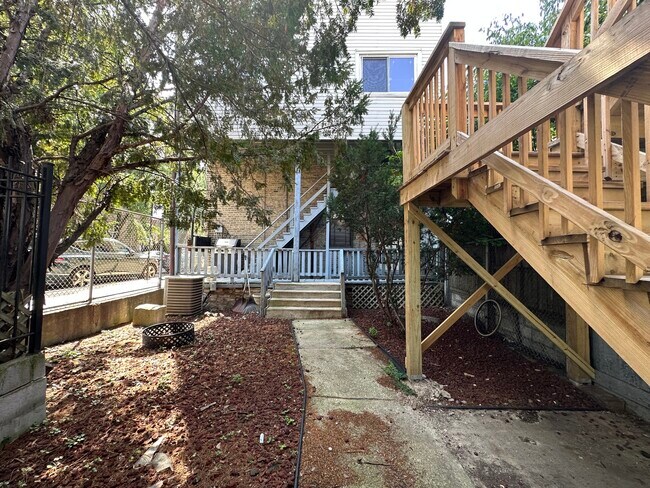 Building Photo - 1049 N Marshfield Ave