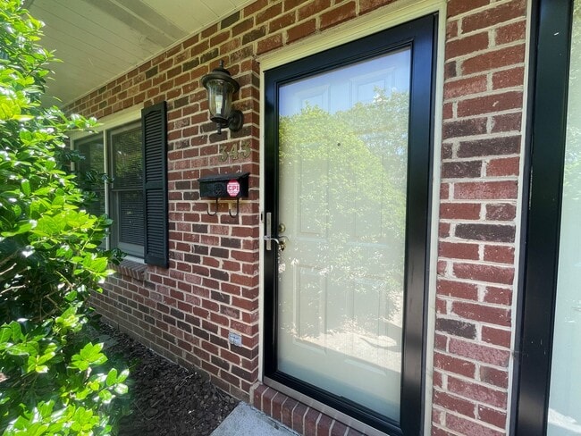 Building Photo - Charming & Private Townhouse in NW Hickory...