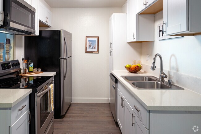 1BR, 1BA - 752 SF - 15400 Belgrade St