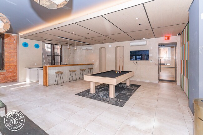 Building Photo - 21 Monitor St