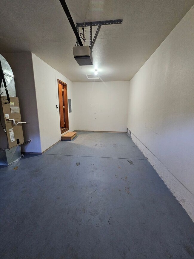 Building Photo - Lakefront Condo in Gated Community