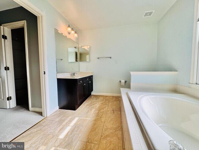 Building Photo - 28 Scotland Cir