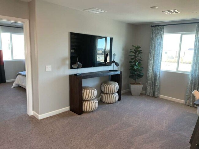 Building Photo - 3 Bedrooms Townhouse For Rent