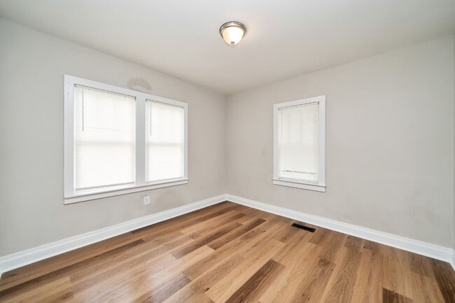 Building Photo - 817 31st Ave E