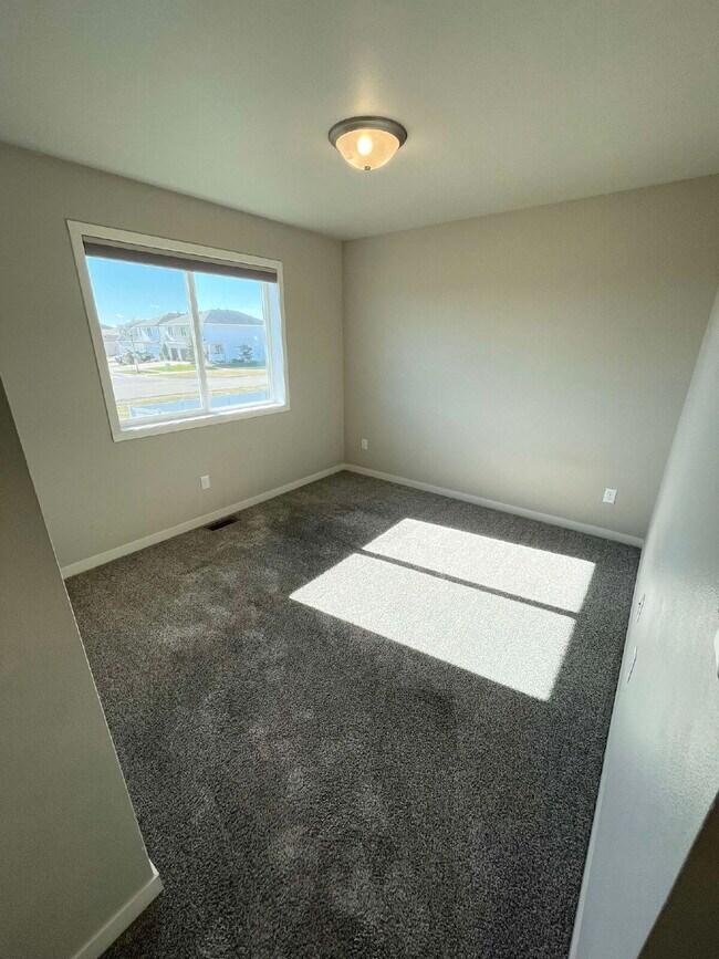 Building Photo - Spacious 4-Bed, 2-Bath Split-Level Townhome with Attached Heated Garage