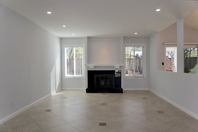 Building Photo - Wonderful 4 Bedroom Home in Fremont – Beautiful Backyard!