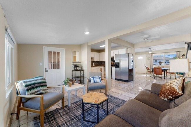 Building Photo - 2614 W Greenway Rd