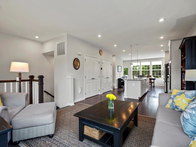 Building Photo - 202 N Sydney Ct