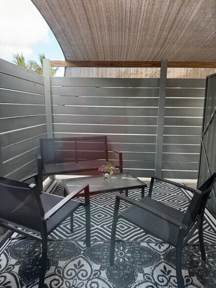 Building Photo - 1214 NE 5th Ter