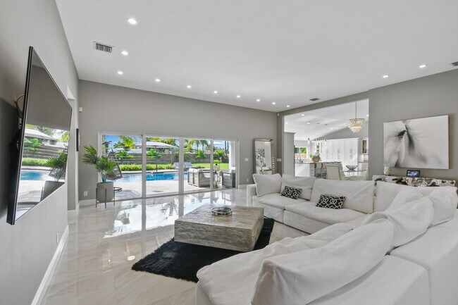 Building Photo - 7101 W Lake Dr