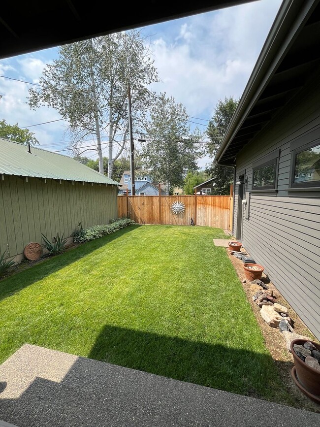 Building Photo - Charming Modern Home in the Heart of Bend