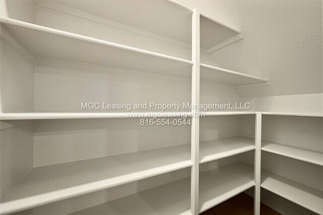 Building Photo - Welcome to Oak Ridge Falls Townhomes in Raymore, MO - Tours Available Today!