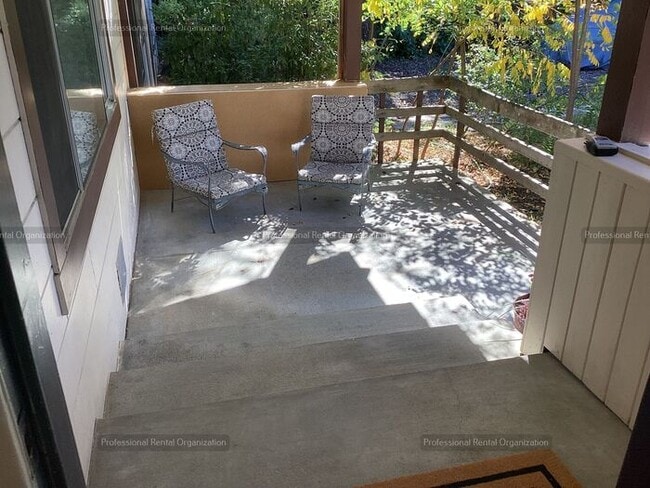 Building Photo - Spacious & cheerfully bright large single-level 2 bedroom in downtown Sebastopol