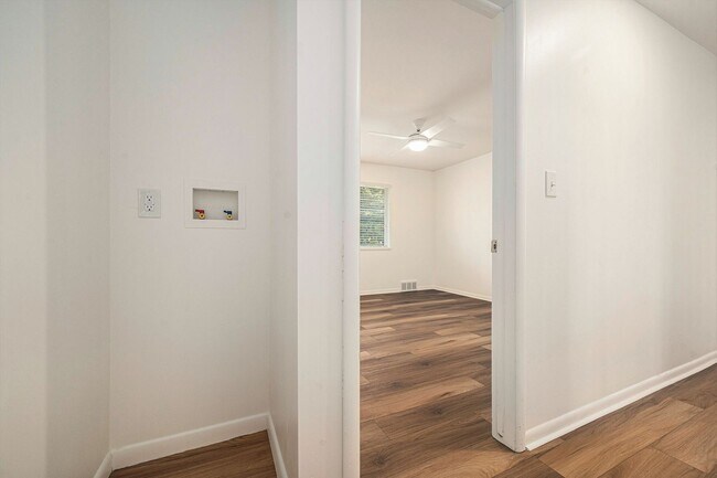 Building Photo - 1 Month Free, newly renovated Overland Par...