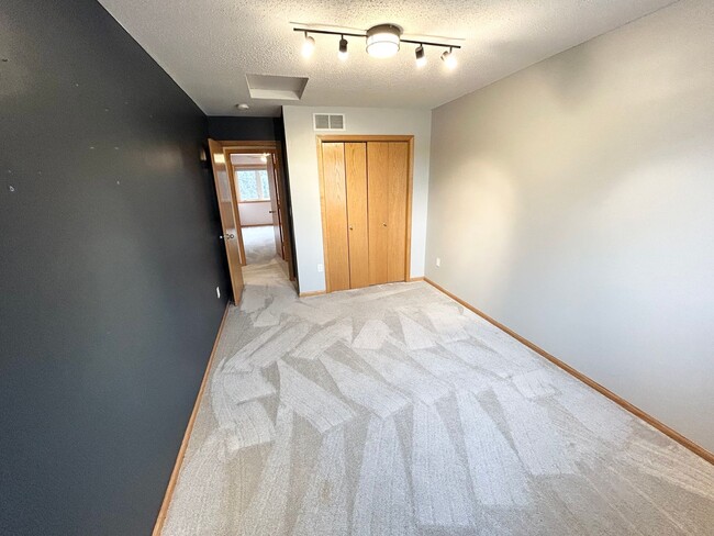 Building Photo - Newly Renovated 3 bed 3 bath 2 car garage ...