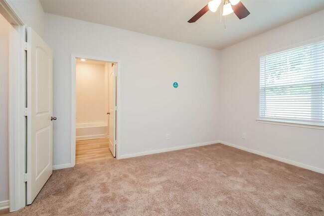 Building Photo - 10470 Sweetwater Creek Dr