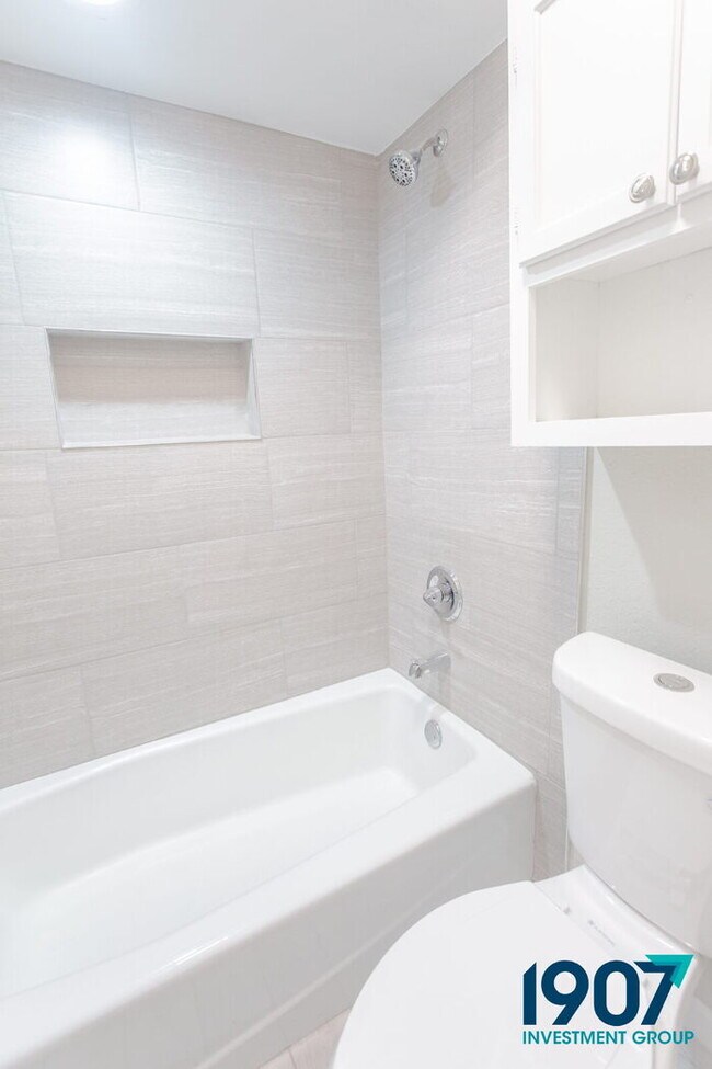 Building Photo - Stunning 3-Bedroom Home with Dramatic Vaulted Ceilings and Loft in OKC!