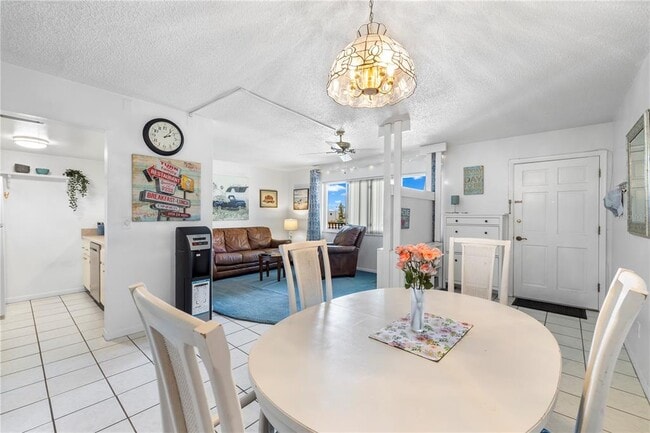 Building Photo - 2525 W Bay Dr