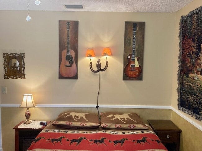 Building Photo - Captains' Lodge Old Homosassa