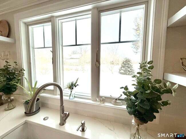 Building Photo - 24 Elm St