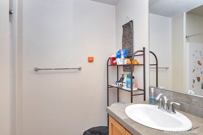 Building Photo - Spectacular 3BD Condo | Near Intel | Walk to MAX Station | Free High-Speed Internet | Water/Sewer...