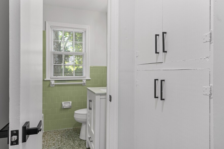 Building Photo - 2105 S Fernwood Dr