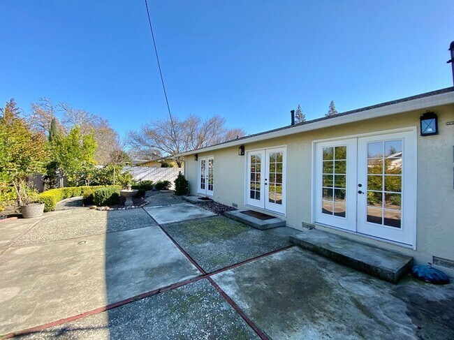 Building Photo - Centrally Located Three Bedroom North Napa Home