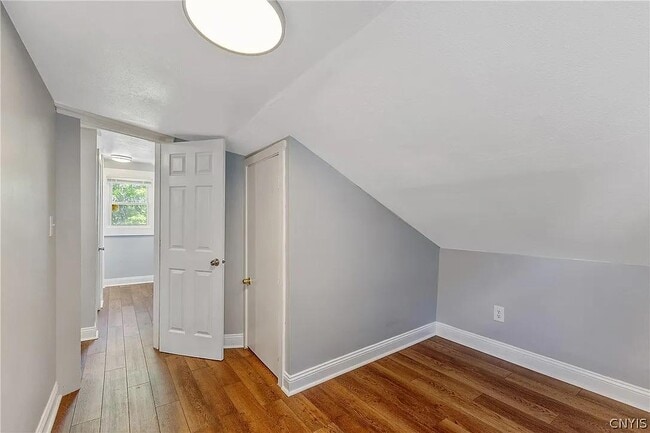 Building Photo - 203 Maple St