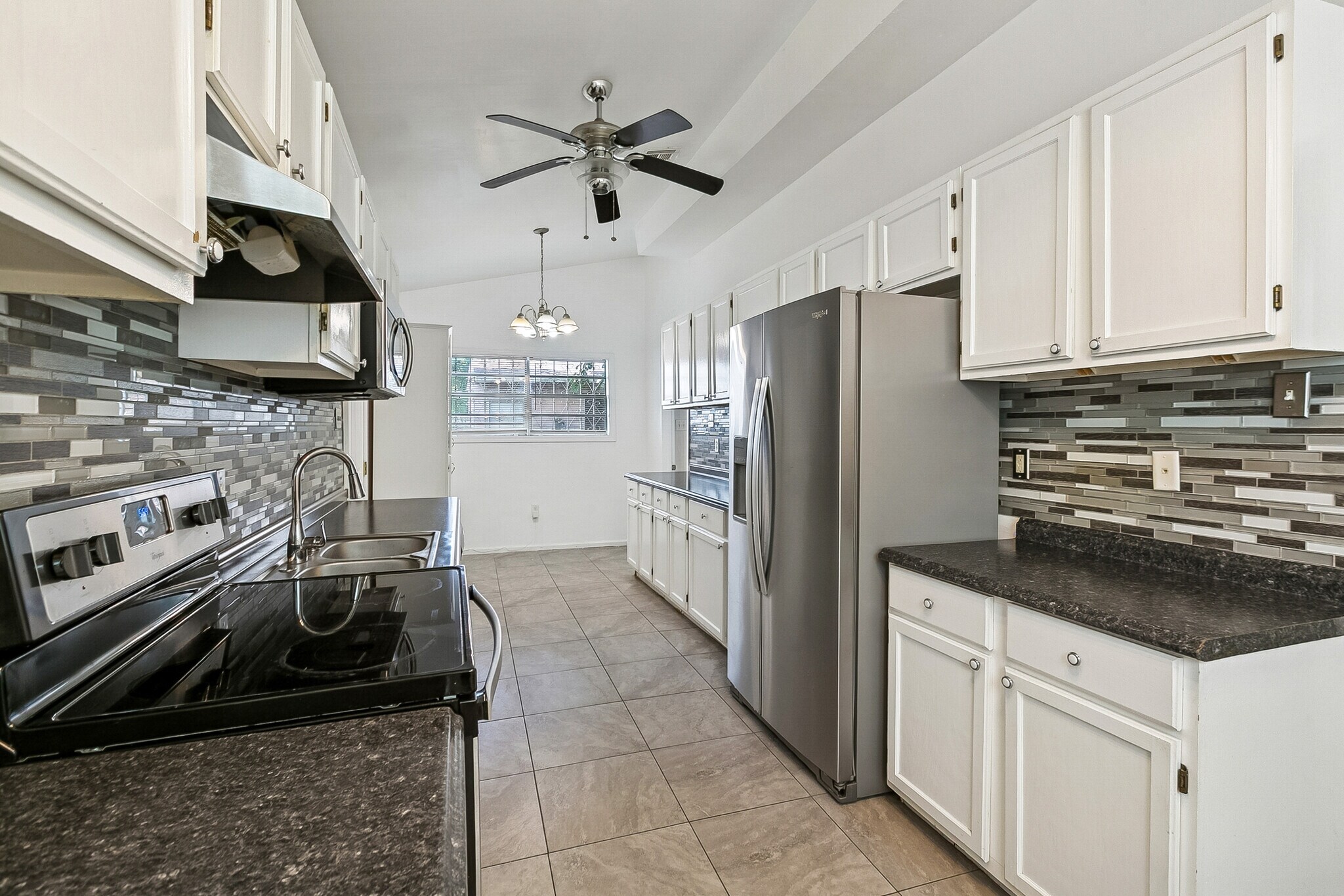 Renovated kitchen, electric stove + dishwasher - 2920 Philip St