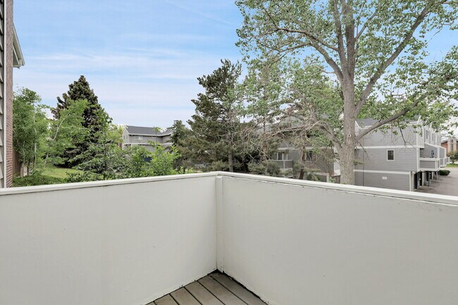 Building Photo - $2,600 - 3 Bed, 1.5 Bath Condo in Aurora w...
