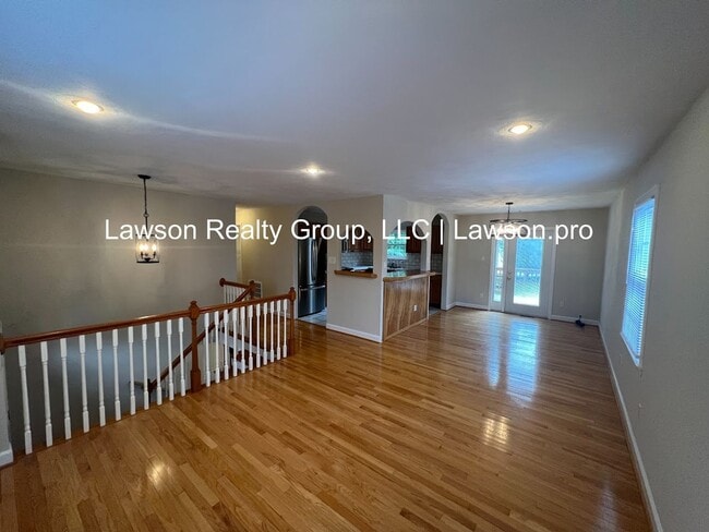 Building Photo - Beautiful Cave Spring Split Level with Bac...