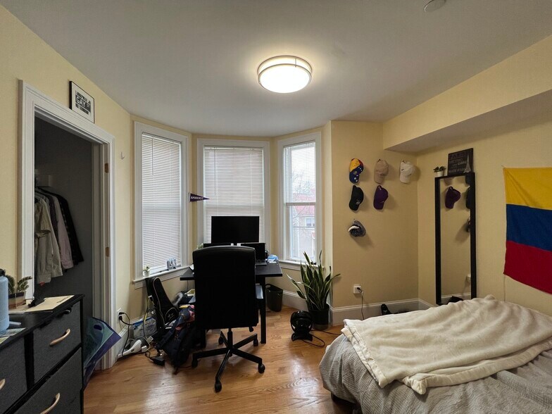 Building Photo - 222 River St