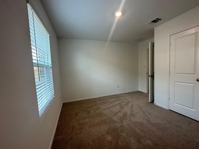 Building Photo - 121 Seminole Dr