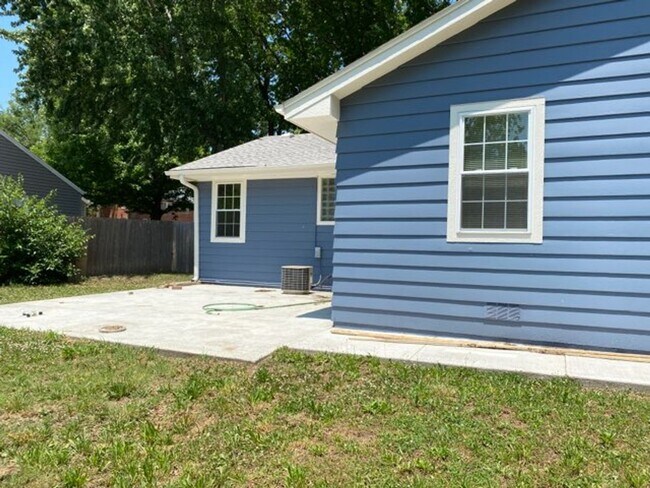 Building Photo - Charming 3 bedroom near Washburn University.