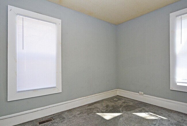 Building Photo - 3-Bed 1-Bath Lower Level Unit in Minneapolis - Available Now!