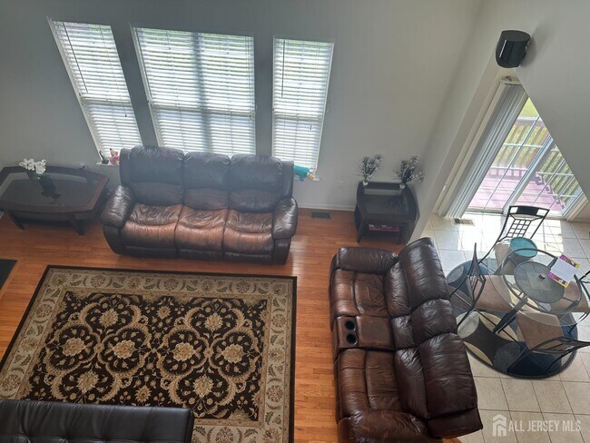 Building Photo - 25 Eddington Ln