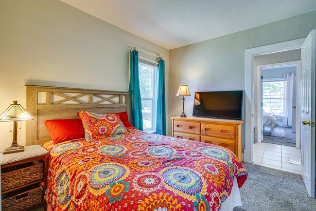 Building Photo - 2509 E Routt Ave