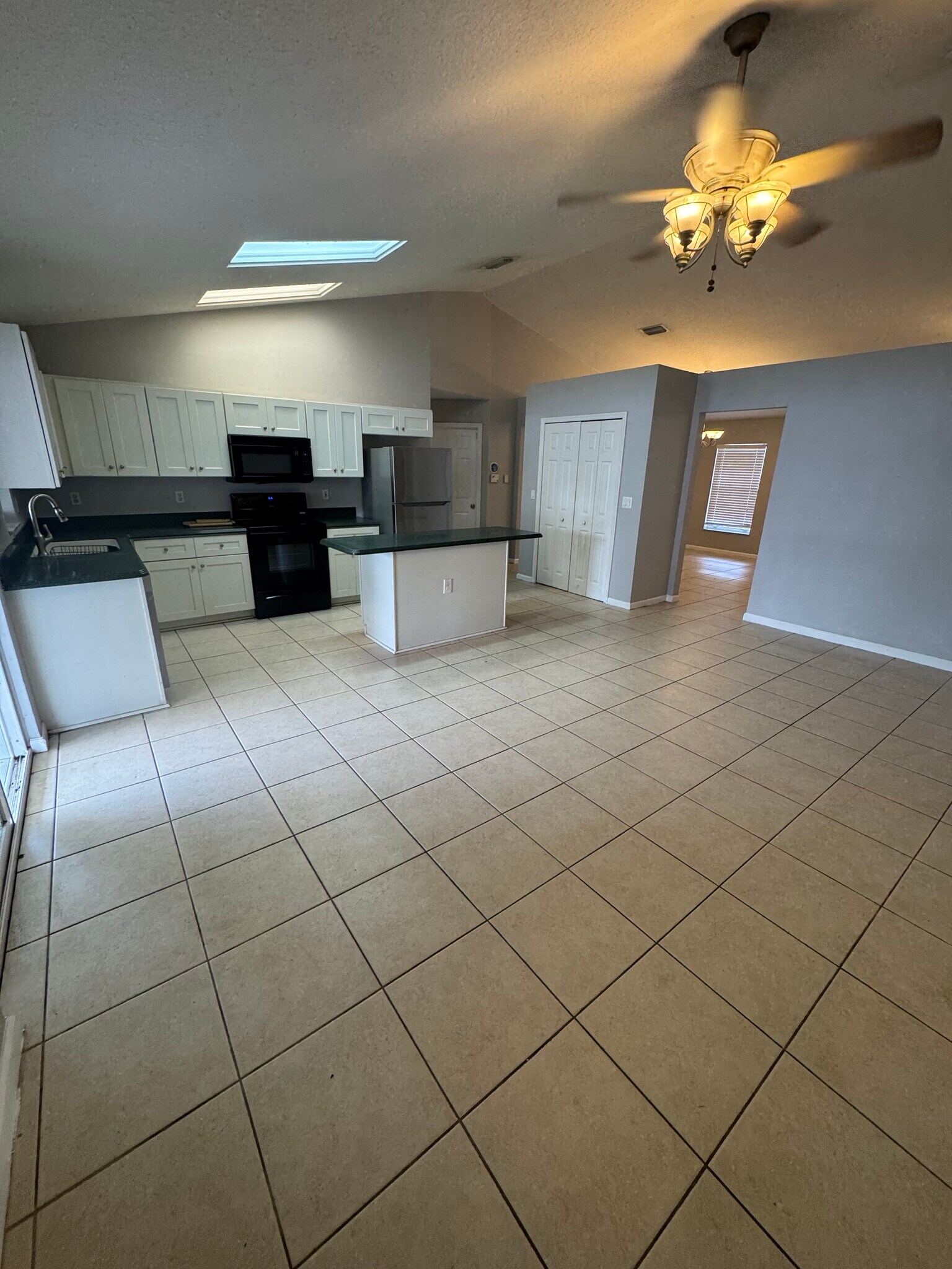 Building Photo - 449 SW Fifer Ave