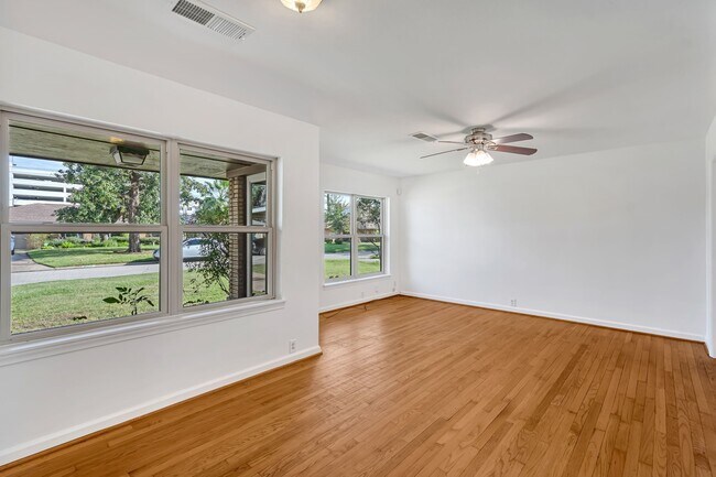 Building Photo - 1027 W 31st St