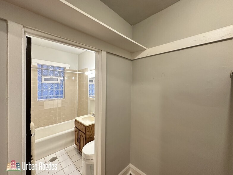 Building Photo - 4224 N Paulina St