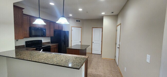 Building Photo - Rare 3 bedroom, 2.5 bathroom rental home w...
