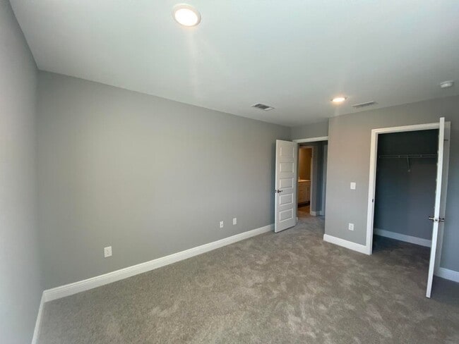 Building Photo - 977 Skylark Rd