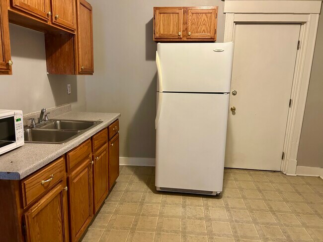 Building Photo - 123 E Burnett Ave