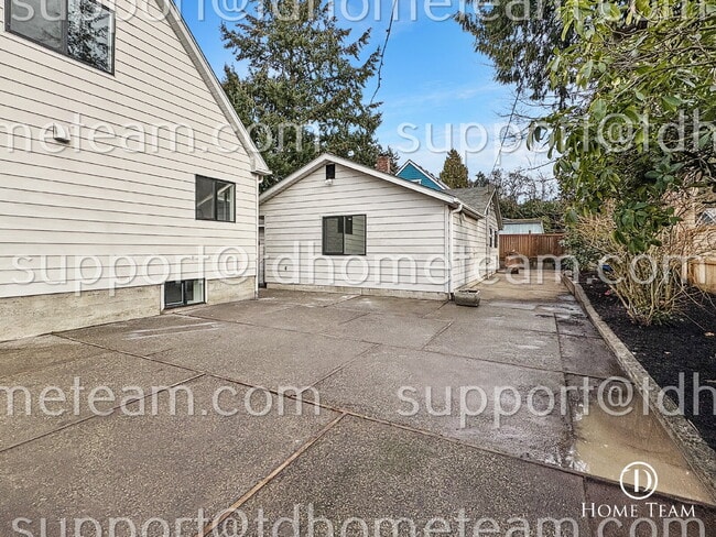 Building Photo - "Charming Tacoma Retreat: Cozy 2-Bed Oasis with 1 Private Car Garage!"