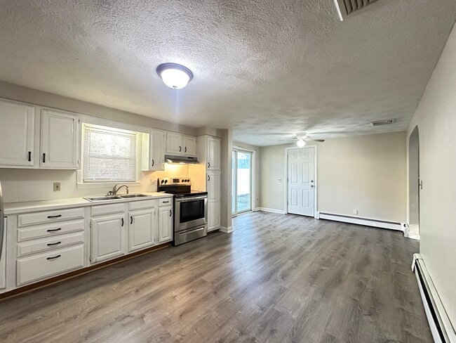 Building Photo - 135 S Pierce Rd