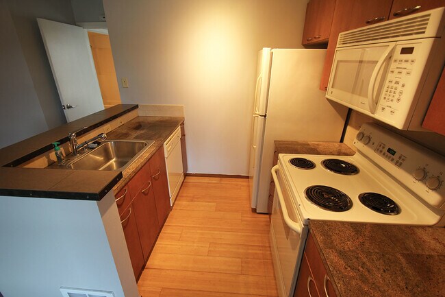 Building Photo - LIKE NEW, 1 BED, 1 BATH CONDO W HIGH END F...